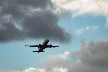 Zürih, İsviçre, 4 Ocak 2024 EC-NTO Iberia Airbus A320-251N uçağı bulutlu bir günde 32 numaralı pistten kalkıyor.