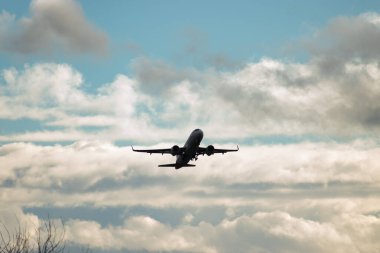 Zürih, İsviçre, 4 Ocak 2024 EC-NTO Iberia Airbus A320-251N uçağı bulutlu bir günde 32 numaralı pistten kalkıyor.