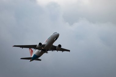 Zürih, İsviçre, 4 Ocak 2024 HB-JOK Sandalye Havayolları Airbus A320-214 kalkış pisti 32.