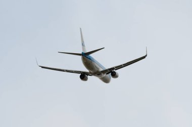 Zürih, İsviçre, 4 Ocak 2024 PH-BGC KLM Royal Dutch havayolları Boeing 737-8K2 uçağı 32 numaralı pistten kalkıyor.