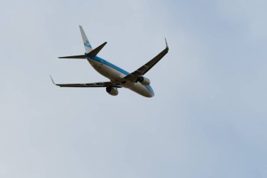 Zürih, İsviçre, 4 Ocak 2024 PH-BGC KLM Royal Dutch havayolları Boeing 737-8K2 uçağı 32 numaralı pistten kalkıyor.