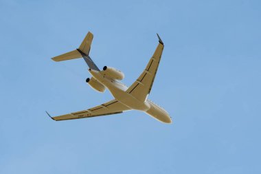 Zürih, İsviçre, 4 Ocak 2024 LX-JNC Bombardıman uçağı Global 6000 XRS pistten kalkıyor