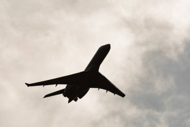 Zürih, İsviçre, 4 Ocak 2024 LX-JNC Bombardıman uçağı Global 6000 XRS pistten kalkıyor