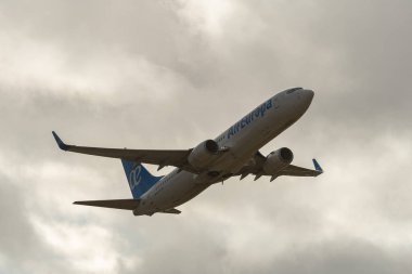 Zürih, İsviçre, 4 Ocak 2024 EC-LPR Air Europa Boeing 737-85P uçak pistinden kalkıyor.