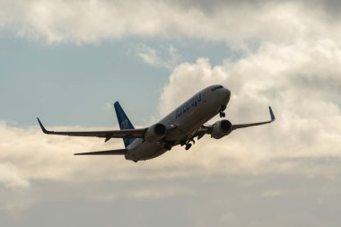 Zürih, İsviçre, 4 Ocak 2024 EC-LPR Air Europa Boeing 737-85P uçak pistinden kalkıyor.