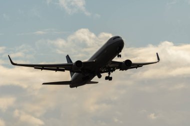 Zürih, İsviçre, 4 Ocak 2024 N-685UA Birleşik Havayolları Boeing 767-3CBER uçağı 32 nolu pistten kalkıyor.