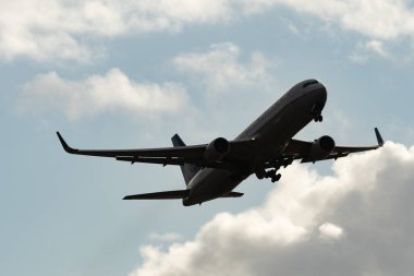 Zürih, İsviçre, 4 Ocak 2024 N-685UA Birleşik Havayolları Boeing 767-3CBER uçağı 32 nolu pistten kalkıyor.