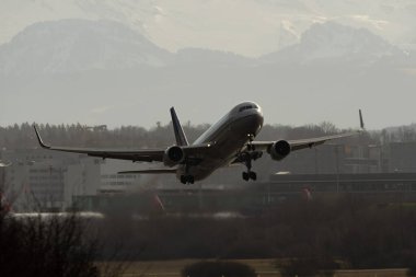 Zürih, İsviçre, 4 Ocak 2024 N-685UA Birleşik Havayolları Boeing 767-3CBER uçağı 32 nolu pistten kalkıyor.