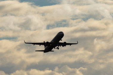 Zürih, İsviçre, 4 Ocak 2024 OH-LZI Finnair Airbus A321-231 Pist 'ten havalanacak.
