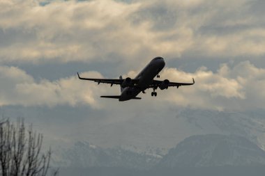 Zürih, İsviçre, 4 Ocak 2024 OH-LZI Finnair Airbus A321-231 Pist 'ten havalanacak.