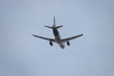 Zürih, İsviçre, 4 Ocak 2024 D-AILU Lufthansa Airbus A319-114, bulutlu bir günde 32 numaralı pistten kalkıyor.