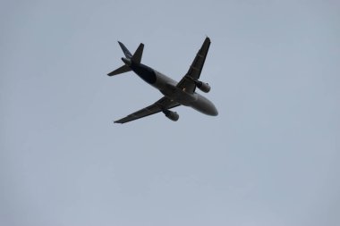 Zürih, İsviçre, 4 Ocak 2024 D-AILU Lufthansa Airbus A319-114, bulutlu bir günde 32 numaralı pistten kalkıyor.