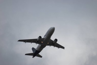 Zürih, İsviçre, 4 Ocak 2024 D-AILU Lufthansa Airbus A319-114, bulutlu bir günde 32 numaralı pistten kalkıyor.