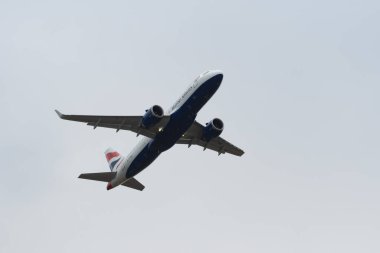 Zürih, İsviçre, 4 Ocak 2024 G-TTNO British Airways Airbus A320-251N uçağı 32 numaralı pistten kalkıyor.