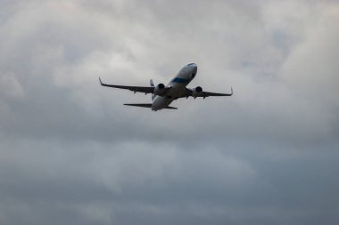 Zürih, İsviçre, 4 Ocak 2024 4X-EKT El İsrail havayolları Boeing 737-8BK uçağı 32 nolu pistten yağmur yağmuru sırasında kalkıyor.
