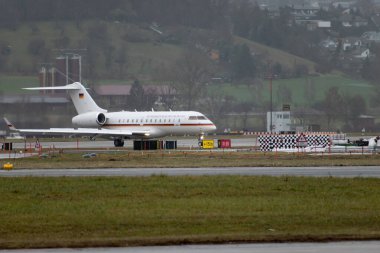 Zürih, İsviçre, 18 Ocak 2024 Alman Hava Kuvvetleri Bombacısı Global 5000 uçak Davos 'taki dünya ekonomik forumu sırasında geliyor.