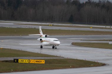 Zürih, İsviçre, 18 Ocak 2024 9G-EXE Gana Hükümeti Dassault Falcon 900EX uçağı Davos 'taki dünya ekonomik forumu sonrasında yağmurda taksicilik yapıyor.