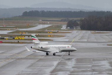 Zürih, İsviçre, 18 Ocak 2024 EP-IGC İran Hükümeti Davos 'taki dünya ekonomik forumu sonrasında Falcon 900EX uçağı yağmurda taksicilik yapıyor