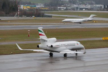 Zürih, İsviçre, 18 Ocak 2024 EP-IGC İran Hükümeti Davos 'taki dünya ekonomik forumu sonrasında Falcon 900EX uçağı yağmurda taksicilik yapıyor