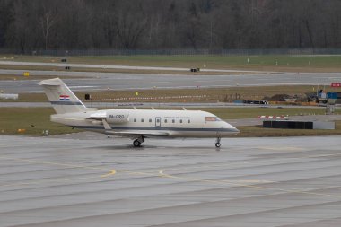 Zürih, İsviçre, 18 Ocak 2024 9A-CRO Hırvat Hükümeti Bombacı Challenger 604, Davos 'taki dünya ekonomik forumu sonrasında yağmurda uçuyor