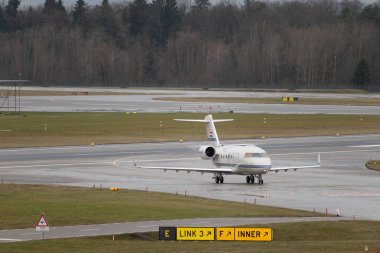 Zürih, İsviçre, 18 Ocak 2024 9A-CRO Hırvat Hükümeti Bombacı Challenger 604, Davos 'taki dünya ekonomik forumu sonrasında yağmurda uçuyor