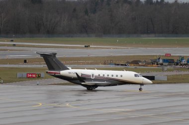 Zürih, İsviçre, 18 Ocak 2024 9H-LFX Flexjet Embraer Praetor 600 uçakları Davos 'taki dünya ekonomik forumundan sonra yağmurda uçuyor.