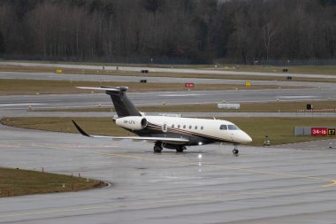 Zürih, İsviçre, 18 Ocak 2024 9H-LFX Flexjet Embraer Praetor 600 uçakları Davos 'taki dünya ekonomik forumundan sonra yağmurda uçuyor.