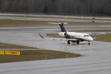 Zürih, İsviçre, 18 Ocak 2024 9H-LFX Flexjet Embraer Praetor 600 uçakları Davos 'taki dünya ekonomik forumundan sonra yağmurda uçuyor.