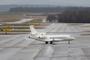 Zürih, İsviçre, 18 Ocak 2024 OO-LUM Belçika Hava Kuvvetleri Dassault Falcon 7X uçağı Davos 'taki dünya ekonomik forumu sonrasında yağmurda taksicilik yapıyor.