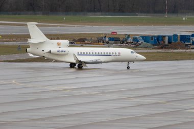 Zürih, İsviçre, 18 Ocak 2024 OO-LUM Belçika Hava Kuvvetleri Dassault Falcon 7X uçağı Davos 'taki dünya ekonomik forumu sonrasında yağmurda taksicilik yapıyor.