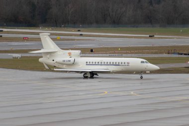 Zürih, İsviçre, 18 Ocak 2024 OO-LUM Belçika Hava Kuvvetleri Dassault Falcon 7X uçağı Davos 'taki dünya ekonomik forumu sonrasında yağmurda taksicilik yapıyor.