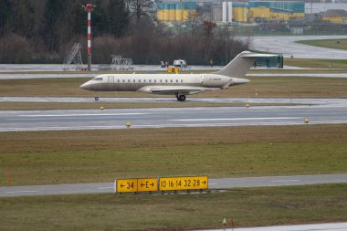 Zürih, İsviçre, 18 Ocak 2024 C-GNCB Bombardıman uçağı Davos 'taki dünya ekonomik forumu sırasında yağmur altında taksicilik yapıyor.