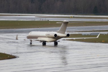 Zürih, İsviçre, 18 Ocak 2024 C-GNCB Bombardıman uçağı Davos 'taki dünya ekonomik forumu sırasında yağmur altında taksicilik yapıyor.
