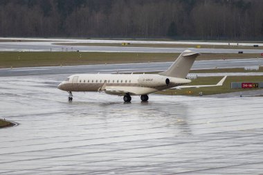 Zürih, İsviçre, 18 Ocak 2024 C-GNCB Bombardıman uçağı Davos 'taki dünya ekonomik forumu sırasında yağmur altında taksicilik yapıyor.