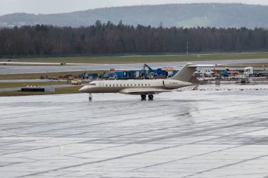 Zürih, İsviçre, 18 Ocak 2024 C-GNCB Bombardıman uçağı Davos 'taki dünya ekonomik forumu sırasında yağmur altında taksicilik yapıyor.