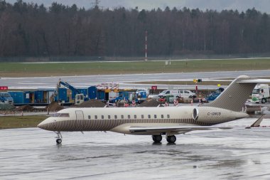 Zürih, İsviçre, 18 Ocak 2024 C-GNCB Bombardıman uçağı Davos 'taki dünya ekonomik forumu sırasında yağmur altında taksicilik yapıyor.