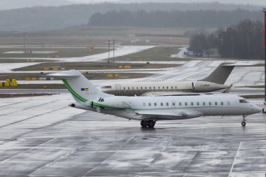 Zürih, İsviçre, 18 Ocak 2024 EC-LTF Gestair Bombardier Global 6000 uçakları Davos 'taki dünya ekonomik forumu sonrasında yağmurda uçuyor