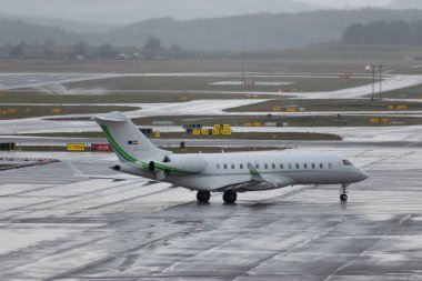 Zürih, İsviçre, 18 Ocak 2024 EC-LTF Gestair Bombardier Global 6000 uçakları Davos 'taki dünya ekonomik forumu sonrasında yağmurda uçuyor