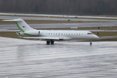 Zürih, İsviçre, 18 Ocak 2024 EC-LTF Gestair Bombardier Global 6000 uçakları Davos 'taki dünya ekonomik forumu sonrasında yağmurda uçuyor