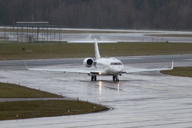 Zürih, İsviçre, 18 Ocak 2024 EC-LTF Gestair Bombardier Global 6000 uçakları Davos 'taki dünya ekonomik forumu sonrasında yağmurda uçuyor