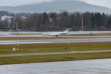 Zürih, İsviçre, 18 Ocak 2024 I-SEAO Snam Servizi Aerei Gulfstream G650ER uçağı Davos 'taki dünya ekonomik forumu sırasında yağmur altında taksicilik yapıyor.