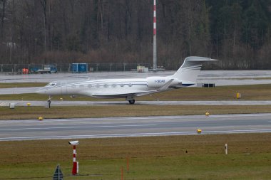 Zürih, İsviçre, 18 Ocak 2024 I-SEAO Snam Servizi Aerei Gulfstream G650ER uçağı Davos 'taki dünya ekonomik forumu sırasında yağmur altında taksicilik yapıyor.