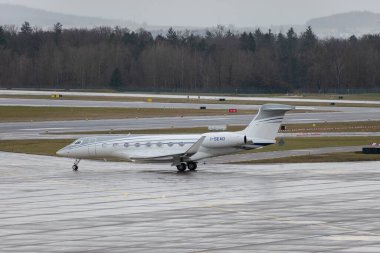 Zürih, İsviçre, 18 Ocak 2024 I-SEAO Snam Servizi Aerei Gulfstream G650ER uçağı Davos 'taki dünya ekonomik forumu sırasında yağmur altında taksicilik yapıyor.