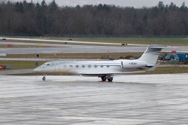 Zürih, İsviçre, 18 Ocak 2024 I-SEAO Snam Servizi Aerei Gulfstream G650ER uçağı Davos 'taki dünya ekonomik forumu sırasında yağmur altında taksicilik yapıyor.