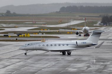 Zürih, İsviçre, 18 Ocak 2024 I-SEAO Snam Servizi Aerei Gulfstream G650ER uçağı Davos 'taki dünya ekonomik forumu sırasında yağmur altında taksicilik yapıyor.