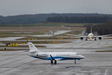 Zürih, İsviçre, 18 Ocak 2024 TC-SGO Dassault Falcon 2000 LX uçağı Davos 'taki dünya ekonomik forumu sonrasında yağmurda taksicilik yapıyor