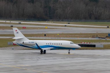 Zürih, İsviçre, 18 Ocak 2024 TC-SGO Dassault Falcon 2000 LX uçağı Davos 'taki dünya ekonomik forumu sonrasında yağmurda taksicilik yapıyor