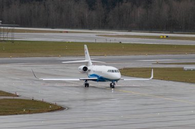 Zürih, İsviçre, 18 Ocak 2024 TC-SGO Dassault Falcon 2000 LX uçağı Davos 'taki dünya ekonomik forumu sonrasında yağmurda taksicilik yapıyor