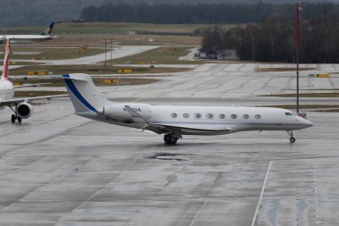 Zürih, İsviçre, 18 Ocak 2024 N-651XA Gulfstream G650ER uçağı Davos 'taki dünya ekonomik forumundan sonra yağmurda taksicilik yapıyor.