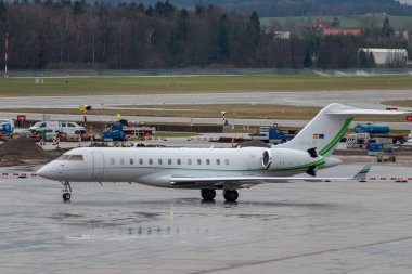 Zürih, İsviçre, 18 Ocak 2024 CF-LTF Gestair Bombardier Global 6000 uçakları Davos 'taki dünya ekonomik forumu sırasında yağmurda taksicilik yapıyor.